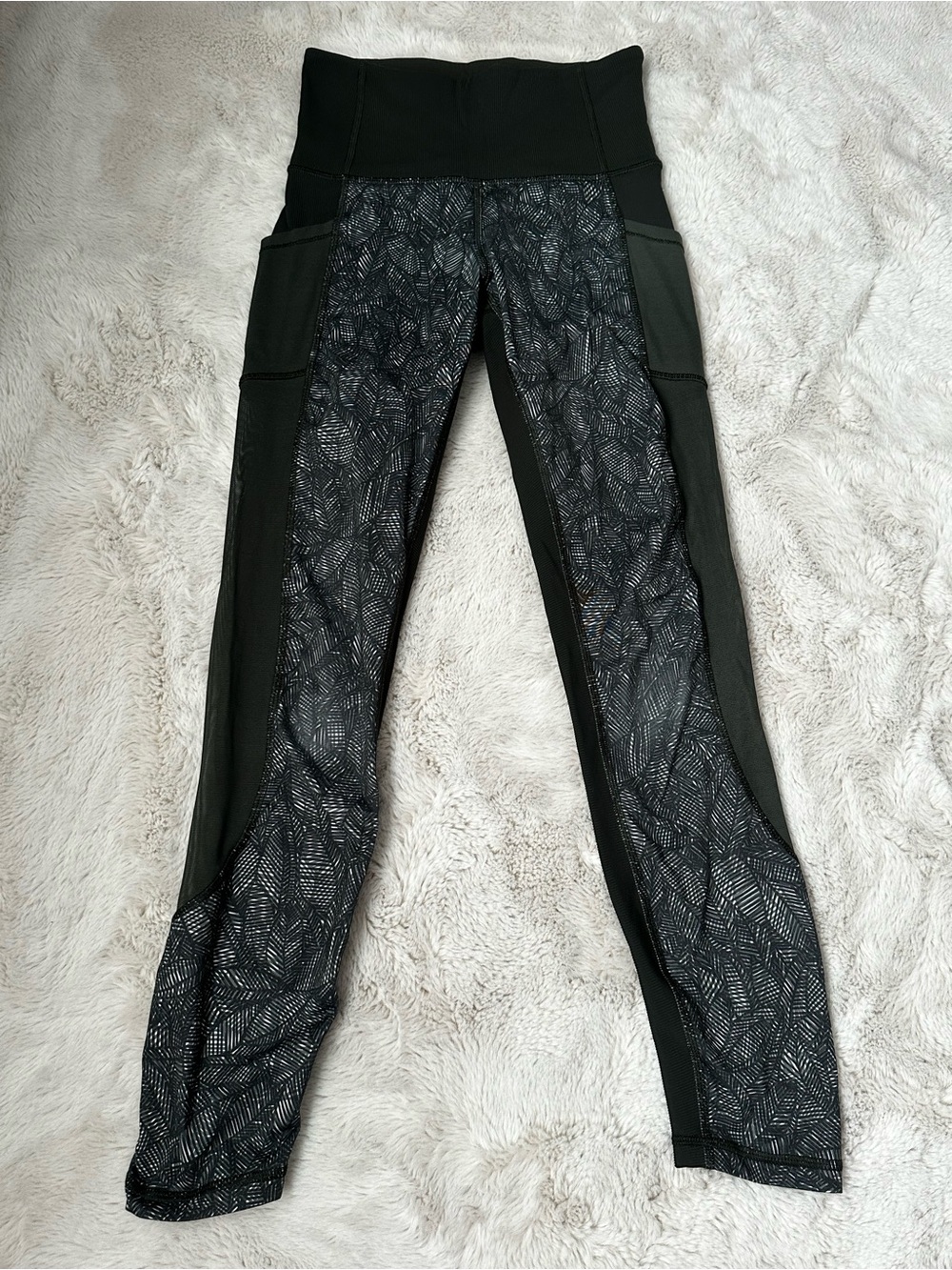 Lululemon High-Waist army green Patterned Active Leggings with Side Pockets